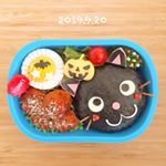 ・2019.9.22.Sun・こんばんは𖤐先週金曜日のお弁当です👻♥・ずっと作りたかった黒猫ちゃん🐈💜・𖤐そぼろおにぎり🍙𖤐肉団子のトマト煮🍗𖤐ゆで卵🍳…のInstagram画像