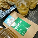 今夜は餃子&ルイボスティー♬TIGERのオーガニック生葉（ナマハ）ルイボスティー 500mlペットボトル用で水出し。オーガニック認証を取得した最高級グレードの茶葉を100％使用…のInstagram画像