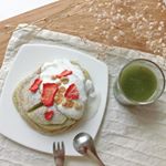 モリンガ😳😳😳🙏💓可愛い名前のスーパーフード🌿✨・色んなアレンジが出来るんやけど、今日はモリンガパンケーキ🥞と、はちみつモリンガジュース🍯🥤に！美味しかった〜〜🤤💗まんぷく 笑…のInstagram画像