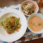#パスタにはオリーブオイル が欠かせません❣️#我が家産バジル とオリーブオイルで、#ジェノベーゼソース のストックを作って～～それを使ってサーモンのパスタを。ササミとカイワレとパプリ…のInstagram画像