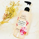 ﻿『ファンタジーボディシャンプー』が﻿おふろグッズに仲間入りしました🚿﻿﻿なんとこれ！﻿華やかな花びら入りの﻿ボディーシャンプーなんです🌷﻿﻿ヨーロッパでは﻿花びら…のInstagram画像