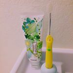 Kissyou様の新製品の歯ブラシ #アイオニック を使い始めてみました。歯磨き粉不要の水だけで歯磨きokという歯ブラシ。写真3枚目のグリップ後ろ黒部分を握るとマイナスイオンが発生。歯垢も落としてくれ…のInstagram画像