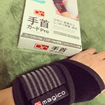 🙌.この間ピクルスの瓶開けようとしてから手首ずっと痛いヽ(；▽；)ノあのピクルスいつ食べられるんやろ😂このサポーターどんなに細い手首でもしっかり巻けて固定されるからめっちゃいい…のInstagram画像