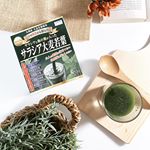 「サラシア 大麦若葉」・サラシアや、国産の大麦若葉や桑の葉、乳酸菌なんかも入っていて、身体に良すぎー！・ザ・青汁って感じの濃い感じが私好み。溶けにくいから、シェイカーを使うといいか…のInstagram画像