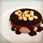マカダミアナッツアイスケーキ🎂息子と一緒に作ったよ✨なんと作業時間は約３分❗材料を混ぜて冷凍庫で凍らせるだけ❤️簡単で見た目も味もGOOD👍共立食品株式会社と老舗チョコレー…のInstagram画像