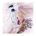 インスタ映え間違いなし❤️.大好きなLeivy様から今回は花びらが入って華やかなボディシャンプーをご紹介🙋‍♀️✨.今ヨーロッパで花びら入りのボディケア商品が流行っているんだとか💐✨…のInstagram画像
