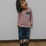 株式会社ニッセンさんの「長袖トップス」を着てみました❤️..ストレッチ素材で着せやすく、また柔らかくて肌触りもいいので娘も着心地が良さそうです🎶..スモーキーピンクにリボンがワ…のInstagram画像