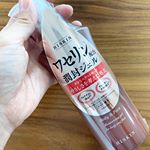 .あのワセリンがジェルに！😍ワセリンって伸びがよくないイメージだったけど、これはジェルだからするするのびて使いやすい！！.我が家では娘と一緒に愛用中🥰ポンプ式だから娘も使い…のInstagram画像