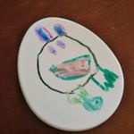 タマゴ型のマグネット、タマグお試ししました。今回は４才の娘ちゃんがカラフルにネズミを書いてくれました。最近、口に色を塗ったり、足を描いたり、少しずつ絵が進化していって、見ていて楽しいです🎵…のInstagram画像