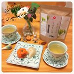 .「くろもじ茶」と和菓子でハッピーハロウィン！🎃🍵😋👻.「くろもじ茶」は、クスノキ科の日本固有種の香木のお茶。緑の樹皮に黒い斑点があり、その様子が文字に見えることから「黒文字（くろもじ）」と呼…のInstagram画像