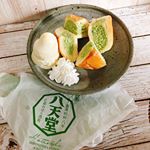 2019年10月26日今日のおやつモニプラファンブログ様から八天党さんのクリームパンをいただきので、おやつの時間に頂いたました。抹茶クリームパンをバニラアイス🍨と生クリームとで…のInstagram画像