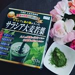 サラシア青汁20包サラシア、桑の葉、乳酸菌、難消化性デキストリン（食物繊維）が入った青汁でダイエットにも健康にもいい成分が含まれています☺️✨ 一回分の量が小分けになっているので簡単で持ち運び…のInstagram画像