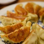 ラーメン餃子ならぬ、チャーハン餃子。..体調が少し良くなくて夕方まで寝てた💦ばんごはん間に合いそうにないからお弁当でも買ってきてもらおうかなー。と思ったけど、ちょうど夫の帰りが遅くなっ…のInstagram画像