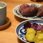 晩御飯早すぎて、小腹空いたので焼き芋🍠ふっくらさんで、蓋して片面20分ずつ。宮崎県産の #シルクスイート と茨城県産の #パープルスイートロードシルクスイートはホクホクしててじんわ…のInstagram画像