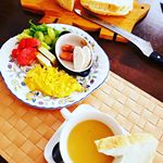 長崎県五島列島の｢ごといもポタージュ｣ホームベーカリーで焼いた🍞を付けて食べました。濃厚で甘さ控えめな優しいスープがパンに染みて美味しい～、何枚も食べれちゃいます😉👍🍠は、食物繊維とビタミンC…のInstagram画像