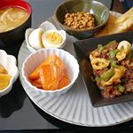 おはようございます♡昨日の夜ご飯up(^^) 色々な方から『柿』をたくさん頂くので毎日、柿をデザートにしています♪♪ そして白だし＆麺つゆが我が家には今いっぱいあるので（笑）消費中♪今回は…のInstagram画像