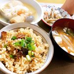 .🍁鯖缶炊き込みご飯🍁..食欲の秋には無性に炊き込みご飯が食べたくなる💓#今日の晩御飯最近のお気に入り♡鯖みそ煮缶の炊き込みご飯🍚意外と臭くないし、味がしみてて美味しい…のInstagram画像