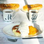 遅めのブランチは八天堂のフレンチトースト！たっぷりの生クリームとフルーツを乗せていただきました〜🍴表面はカリッとしていて、中からとろとろのクリーム💕冷凍なので好きな時に食べられるのが嬉…のInstagram画像