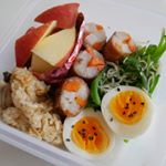 最近のお弁当です。ゆる～く続けています😀10/25長芋とにんじんの肉巻き、じゃこ入りピーマンのおひたし、ゆでたまご、きのこご飯、りんご10/26キャベツとパプリカのわさび風…のInstagram画像