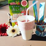 モリママの赤い青汁赤い？なのに青汁？となんだか疑問な青汁だけど、とってもかわいくて飲みたくなっちゃう牛乳バージョンと氷とお水で割るバージョンいただきまし…のInstagram画像