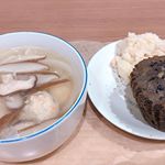 今日のランチ🍴あんまり時間がなかったので、作り置きスープ🤣本当は野菜の具沢山スープとか、シチュー系のスープに合わせたかったなぁ〜😅 #カップケーキ#ポテトサラダ#中華スープ…のInstagram画像