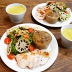 *朝息子たちに対して寝たふりしてたらリトルくんが「お母さん起きるからちょっと待っててね！」って弟に言うてて嬉しくて飛び起きた！😍幸せな朝でした😌♥️*新しい保存…のInstagram画像