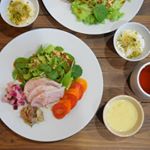 *な、な、な、なんと！カピさん朝ごはん作ってくれた😍✨自分と同じ材料使ってても盛り付け全然違うくて新鮮やから嬉しい😋♥️**今日の朝ごはんのお供にプレミアムルイボス…のInstagram画像