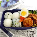 小森樹脂さまより発売予定のドーム型の弁当箱を使ってみました。＜フレスコ＞と名付けられたシリーズで、フタはブルーベリーのほかストロベリー、キウイ、レモン柄もフレスコはイタリア語で「新鮮」とい…のInstagram画像