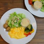 *たまーごまごまご♪なにつくろっ♪と最近歌ってる息子ボウルを渡して手伝ってもらいました♥️深いから全然飛び散らない😭✨嬉しすぎるー！！しかもこれ、水切りできるや…のInstagram画像