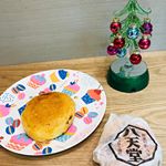 恵比寿駅の構内で見かけずーっと気になっていた八天堂💕　ついつい電車に乗る時は急いでいる事が多くて買いそびれてしまっていたのですが、ついにそのドリーム八天堂のスイーツを食べる事が出来ました〜🤤　八天堂の…のInstagram画像