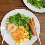 *今日の朝ごはんは八天堂のフレンチトースト♥️説明通りレンジでチン！クリームが溢れた場所にフルーツを😋♥️♥️クリームが溢れないようにチンするのは難しいけどとろーっとで…のInstagram画像