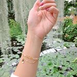 ・見て見て😮💓‼️✨これ、静電気抑制ブレスレットなの！ ・このくらいの季節から、車のドア開けるとき🤔娘達と手を繋ぐとき🤔誰かに何か渡す時🤔毎回バチッ⚡️とくる💭💦・…のInstagram画像