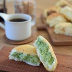 新しくなった八天堂の『プレミアムフローズンくりーむパン』でおやつ時間🤗..届いたのは小倉・生クリーム・抹茶・檸檬パン・チョコレートの5種類❢.ふわっふわ生地の中に、ぎっしりとク…のInstagram画像
