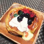八天堂 フレンチトースト.クリームパンで有名な、八天堂さんのカフェ店舗Hattendoカフェリエの看板商品の「フレンチトースト」.じっくり香ばしく焼き上げ、食感と風味にこだわられた、と…のInstagram画像
