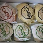 八天堂のプレミアムフローズンくりーむパンのレポートさせていただきます。冷凍で届いて24時間解凍してから頂きます。子供が喜んで箱を開けてみました。お味は、生クリーム、チョコレート…のInstagram画像