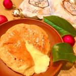 大好きな八天堂のフレンチトースト食べてみた😍😍﻿﻿冷凍状態のものをレンジで1分40秒﻿チンするだけでとろっとろのフレンチトーストに💗﻿上の部分は焦がしっぽくなってて﻿とっても美味し…のInstagram画像