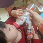 ミルク飲みながら、ワセリンを手放さない（笑）！#ハイスキンモイスジェル #親子で使える #ワセリン #保湿ジェル #ボディケア #スキンケア #kokuryudo_fan #monipla #koku…のInstagram画像