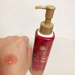 「DETエイジングケアピーリング」赤いボトルで綺麗です。ポンプ式で使いやすいです。手にとってみると、アスタキサンチンinでクリアジェルが赤色です。みずみずしくやわらかいジェルです。…のInstagram画像