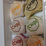 あの有名な八天堂さんのプレミアムフローズンくりーむぱんをいただきました💕家族みんなで大喜び～☺️✨ 全部で１２個入りで、生クリーム、抹茶、小倉、レモン、チョコレートが入ってました😊どれも甘さ控…のInstagram画像