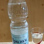 昨日届いたセルビアのミネラルウォーター｢プロロムヴォーダ｣✨ ph8.8～9.2の高アルカリ性だけど、普段飲んでるミネラルウォーターがph7くらいらしいので普通にごくごく飲めます☺セルビアでは…のInstagram画像