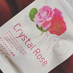 🥀.飲むフレグランスサプリ💕『クリスタル・ローズ』香水は公共施設で迷惑になる事が多いからいいね👍ぴこさやの内側から薔薇の香り発してるの考えたらちょっとおもろい🌹👩🏽🌹.…のInstagram画像