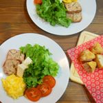 *ドレッシングはリトルが作ってくれたシーザーで♥️*アップリケつけるのとか裁縫系壊滅的な私が作ったミツロウラップお皿の形に合わずすぐ平らになるので敷いてみました…のInstagram画像