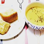 🍠さつまいものポタージュ🍜朝ごはん☕🍞🌄 🍠さつまいもの濃厚なポタージュスープとパンでした。スープは、さつまいもを感じながらも、しっかりとご飯やパンに合うスープ🙆おいしかったで…のInstagram画像