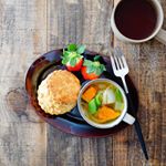 ..スコーン、具沢山スープ、今季初のイチゴで朝ごはん。.具沢山スープは、大根、人参、玉ねぎ、白菜、えのき、かぼちゃ、スナップエンドウ、ウインナー入り。角切りに切ってゴロゴロ感を出し…のInstagram画像