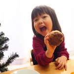 こっち向いてー！っていうとポーズをしてくれるようになってきた娘でもそのまま爆笑❤️..1BREADという、低糖質のパンを頂きました。糖質制限流行ってますね！気になるけどお米…のInstagram画像