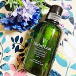 オーガニックシャンプーハーバルリーフ🌿リピート率94.1%の自然派シャンプー🧴32種類の植物エキスヘアケア成分配合髪と同じ弱酸性ノンシリコンで色々無添加。 ・・って、良くあ…のInstagram画像