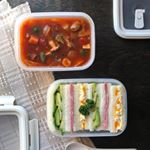 お弁当🥪 ▪︎大きめにカットした冬野菜のミネストローネ🍅そのままレンジできるのであったかスープがいただけるのが嬉しい😊▫︎アボカド・ビアソーセージ・タマゴの三色々サンドイッチ🥪#お昼ご…のInstagram画像