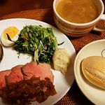 今日の晩ごはん🍴ローストポーク✨アボカド🥑のチーズ焼きカニカマコールスローサラダ飴色オニオンスープローストポークは表面をオリーブオイルで焼き、包んで熱湯でボイルしたもの。…のInstagram画像