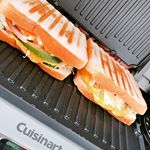 届いて早速、朝食にホットサンド🥪外はカリッカリッで中はチーズがトロトロっ🧀タイマーも付いてて、説明書に何分程度と記載されているので焦がす心配なし！汚れた鉄板を取り外し洗える事が魅力的😍❤️…のInstagram画像