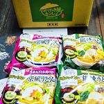 「なべやき屋キンレイ様」から「九条ねぎとお揚げの京風うどん」と「黄金だしがしみる鍋焼きうどん」お試しさせていただきました😋**小学生まで大阪に住んでいたので、出汁の効いた関西うどんを思い出して懐…のInstagram画像